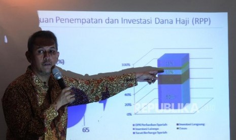 Koordinator Badan Pelaksana Pengelola Keuanga Haji Anggito Abimanyu menjelaskan Badan Pengelola Keuangan Haji (BPKH) dalam acara Indonesia Shari'a Economic Festival (ISEF) 2017 di Grand City, Surabaya, Jawa Timur, Jumat (10/11).