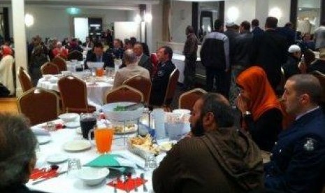 Buka puasa bersama umat Muslim Australia dengan kepolisian Victoria 