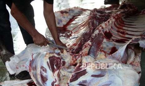 Petugas memotong daging hewan kurban di Masjid Cut Meutia, Menteng, Jakarta, Rabu (22/8).