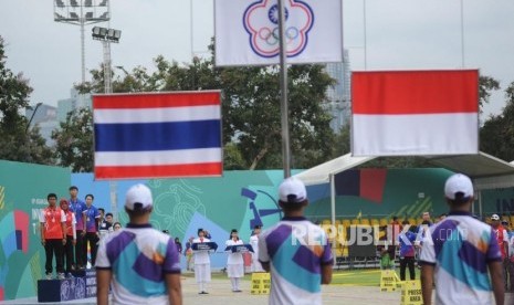 Tim panahan Indonesia Recurve beregu campuran  Riau Ega Agata (kiri)  dan Diananda Chairunnisa  (kanan) mendapatkan medali silver usai  saat berlaga dalam final Invititaion Tournamet  Asean Games 2018 di Lapangan Panahan, Gelora Bung Karno, Jakarta, Rabu (14/2).