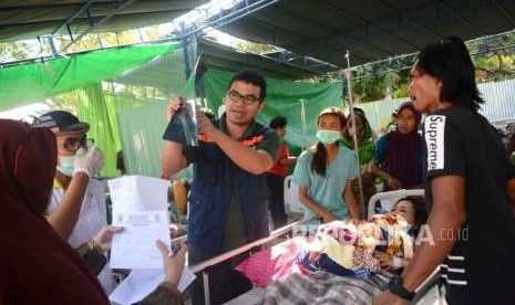 Dokter  memberikan keterangan kepada  keluarga korban terkait kondisi korban  di rumah sakit lapangan di Rumah Sakit Tanjung, Lombok Utara, Nusa Tenggara Barat, Rabu (8/8).