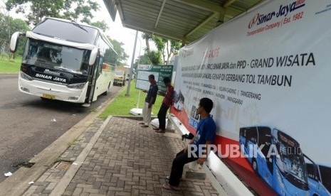 Sejumlah warga menunggu keberangkatan bus layanan Jabodetabek Residence Connexion (JRC) menuju Jakarta (ilustrasi)..