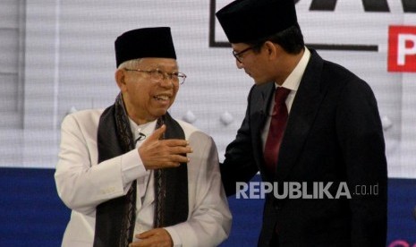 Cawapres No 01 KH Ma'ruf Amin dan Cawapres No 02 Sandiaga Uno berbincang usai mengikuti debat Cawapres Pilpres 2019 di Jakarta, Ahad (17/3).