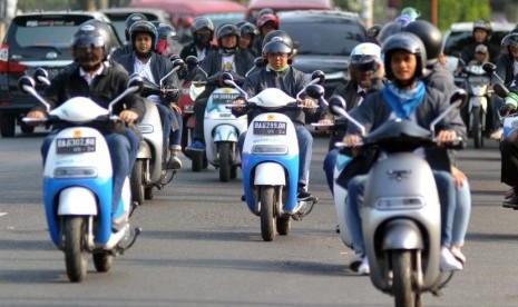 Sejumlah karyawan mencoba motor listriik saat sosialisasi Motor Listrik on the road, di Padang, Sumatera Barat, Sabtu (14/9/2019).