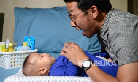 Ayah dan anak bayinya. Ada sejumlah hal yang dapat dipersiapkan para orang tua sedini mungkin agar mempermudah perencanaan keuangan keluarga.