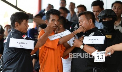 Sejumlah tersangka saat reka ulang kejadian pada rekonstruksi kasus pemukulan anggota TNI di Polda Metro Jaya, Jakarta, Senin (17/12).