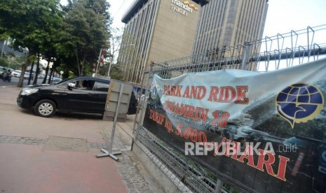 Pengendara mobil saat keluar dari area Park and Ride di jalan MH Thamrin, Jakarta, Kamis (6/12).