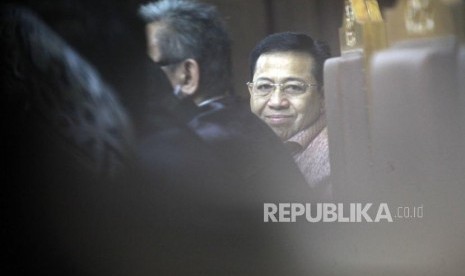 Terdakwa kasus korupsi pengadaan KTP elektronik Setya Novanto mendengarkan keterangan saksi saat menjalani sidang lanjutan di Pengadilan Tipikor, Jakarta, Senin (15/1).