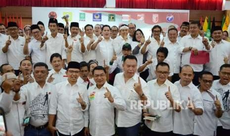 Ketua Tim Kampanye Nasional (TKN) Koalisi Indonesia Kerja Joko Widodo-Ma'ruf Amin, Erick Thohir (tengah atas) berfoto bersama dengan tim kampanye usai PengukuhanTim Kampanye Daerah dan Konsolidasi Pemenangan Pilpres 2019 di Hotel Asrilia, Kota Bandung, Ahad (14/10).