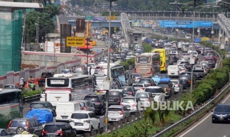 Sejumlah kendaraan terjebak kemacetan di Tol Cawang, Jalan MT Haryono, Cawang, Jakarta Timur, Kamis (16/11).