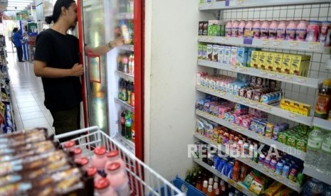 Industri Mamin Penopang PDB. Aneka macam produk makanan dan minuman ditawarkan kepada pembeli di ritel swasta, Jakarta, Kamis (14/12).