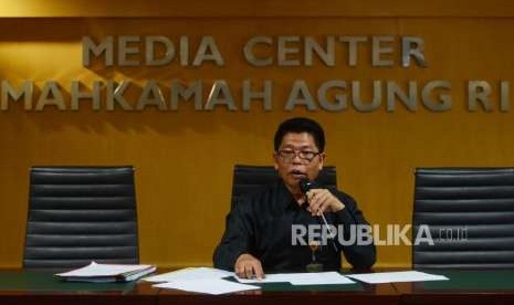 Ketua Bidang Hukum dan Humas Mahkamah Agung Abdullah memberikan keterangan saat konferensi pers di Mahkamah Agung, Jakarta, Senin (17/9).