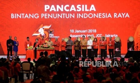 HUT PDI Perjuangan. Ketua Umum PDI Perjuangan Megawati Soekarnoputri (keempat kiri), Sekjen Hasto Kristianto (ketiga kiri), Presiden Joko Widodo  (kelima kiri), Wakil Presiden Jusuf Kalla (kekeenam kiri) dan tokoh partai beserta ketum partai undangan berfoto usai memotong tumpeng saat peringatan HUT ke-45 PDI Perjuangan di Balai Sidang Jakarta, Rabu (10/1).