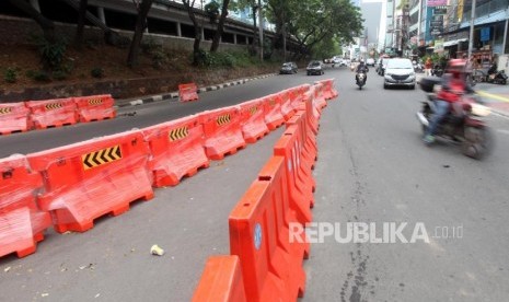 Sejumlah kendaraan melintas saat uji coba satu arah. 