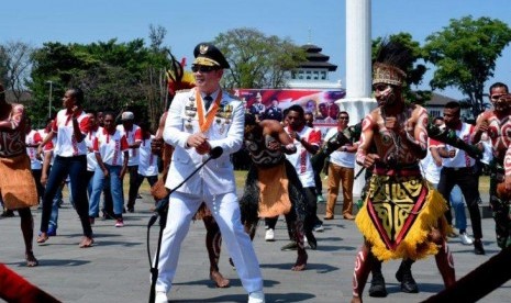 Usai Upacara, Ridwan Kamil Menari Sajojo bersama Warga Papua