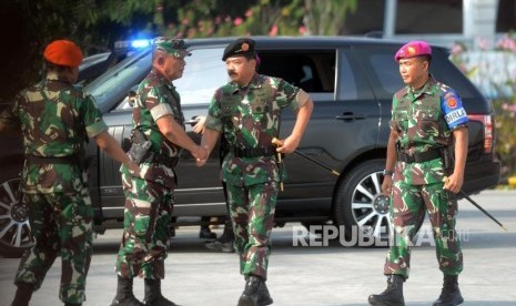 Panglima TNI Marsekal Hadi Tjahjanto saat menghadiri simulasi penanggulangan teror di Hotel Mercure, Ancol, Jakarta, Selasa (9/4).