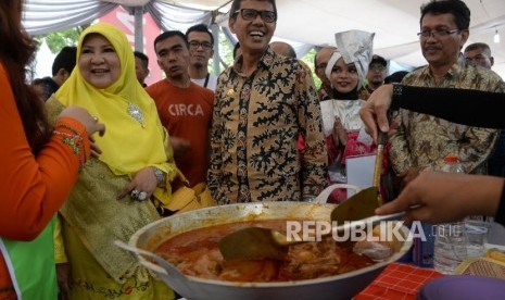 Gubernur Sumatera Barat Irwan Prayitno berbincang dengan peserta lomba masak Randang pada acara Festival Nusantara Marandang 2018 di Kawasan Gelora Bung Karno,Senayan, Jakarta, Ahad (2/12).