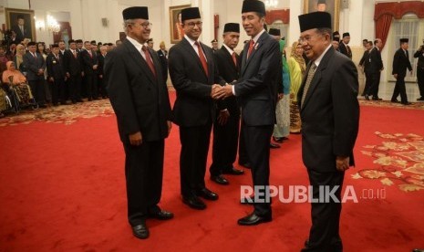 Penganugerahan Pahlawan Nasional. Presiden Joko Widodo dan Wapres Jusuf Kalla memberikan ucapan selamat kepada Gubernur DKI Jakarta Anies Baswedan (kedua kiri) usai upacara penganugerahan di Istana Negara, Jakarta, Kamis (8/11).