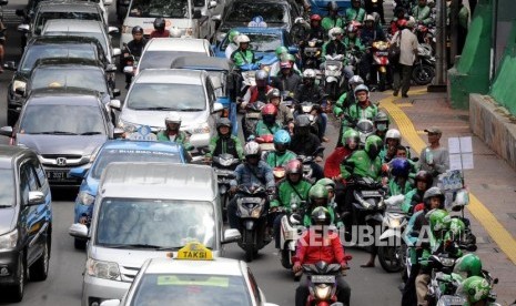 Sejumlah kendaraan terjebak kemacetan di kawasan Palmerah, Jakarta, Senin (15/1).