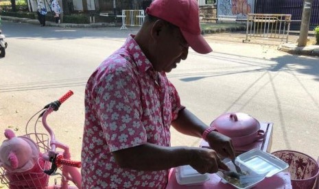 Viral! Kisah Penjual 'Siomay Pink' Mantan Miliarder yang Jatuh Miskin. (FOTO: Instagram/radotvalent)