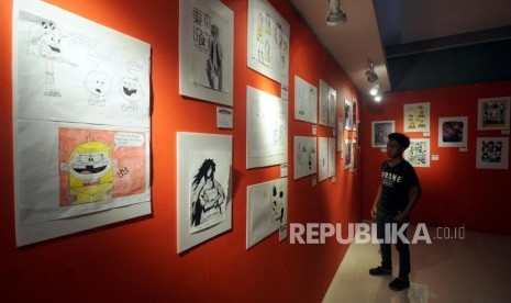 Pengunjung melihat pameran komik dan ilustrasi di Museum Basoeki Abdullah, Cilandak, Jakarta, Ahad (21/1).