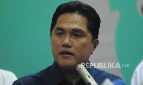 Menteri Badan Usaha Milik Negara (BUMN) Erick Thohir memastikan siap memfasilitasi proyek rintisan produksi minyak makan merah sebagai alternatif pengganti minyak goreng sawit.