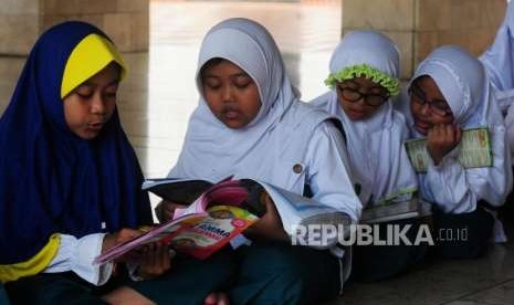 Sejumlah siswa MI Madrasah Istiqlal latihan membaca hafalan Surat Al Mutaffifin di Masjid Istiqlal, Jakarta, Kamis (2/8).