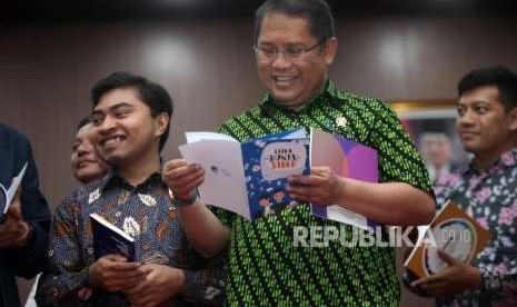 Menteri Komunikasi dan Informatika Rudiantara membaca buku literasi digital seusai acara peluncuran buku literasi digital di Gedung Kemkominfo, Jakarta, Rabu (26/9).