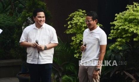   Ketua Tim Kampanye Nasional Jokowi-Ma'ruf, Erick Thohir bertemu dengan Sandiaga Uno yang merupakan mantan Cawapres RI pendamping Prabowo Subianto pada acara Young Penting Indonesia di Kemang, Jakarta Selatan, Sabtu (13/7).