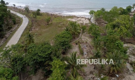 Suasana dampak kerusakan pasca bencana Tsunami di Kawasan Tanjung Lesung, Banten, Selasa (25/12).