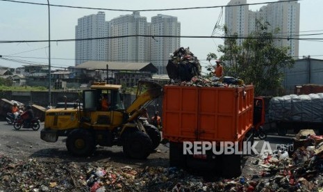 Alat berat saat mengangkut sampah di Tempat Pembuangan Sampah (TPS) Muara Baru, Penjaringan, Jakarta Utara, Senin (22/10).