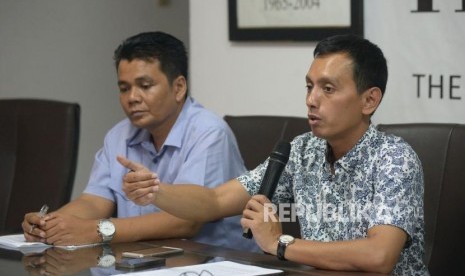 Direktur Imparsial Al-Araf (kanan) menyampaikan pandangannya bersama Peneliti Setara Institute Indra Listiantara yang tergabung dalam Koalisi Masyarakat Sipil dalam diskusi di Jakarta, Ahad (12/11).