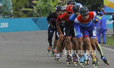 Sepatu Roda Nihil Medali. Atlet Sepatu Roda Indonesia Tias Andira (ketiga dari depan) bertanding pada cabang Sepatu Roda nomor Balap 20km Putra Asian Games 2018 di Komplek Olahraga Jakabaring, Palembang, Jumat (31/8).