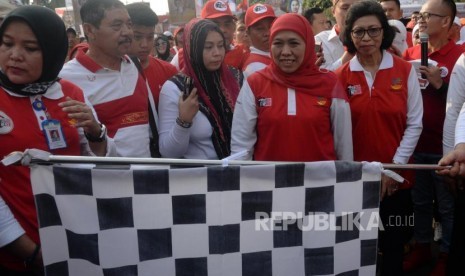 Menteri Sosial Khofifah Indarparawansa melepas peserta Jalan Sehat Kebangsaan di arena hari bebas kendaraan bermotor di kawasan BUndaran HI, Jakarta, Ahad (5/11).