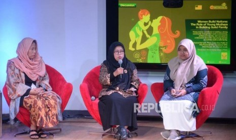 Komisioner KPAI Rita Pranawati (tengah), Dosen Ilmu Politik UI Chusnul Mar'iyah (kiri) dan Ekonom Muda PP Nasyiatul Aisyiyah Elyusra Mualimin saat diskusi memperingati hari perempuan internasional di Jakarta, Jumat (9/3).