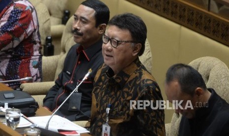 Pembahasan Persiapa Pemilu. Mendagri Tjahjo Kumolo (kedua kanan) menyampaikan paparan saat Rapat Kerja dengan Komisi II DPR RI di Komplek Parlemen Senayan, Jakarta, Kamis (6/12).