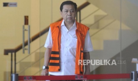 Terdakwa tindak pidanan korupsi KTP Elektronik Setya Novanto berjalan usai mengikuti pemeriksaan lanjutan di Gedung KPK, Jakarta Rabu(1/3).