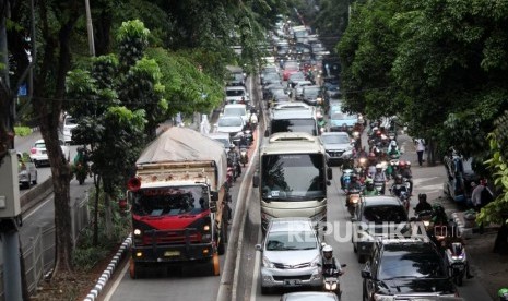 Kendaraan truk dan sepeda motor menerobos masuk jalur bus transjakarta di Kawasan Pondok Indah, Jakarta, Kamis (1/3).