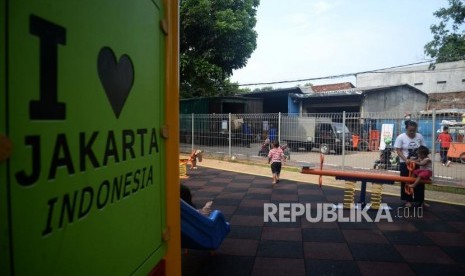 Anak-anak bermain di Ruang Publik Terpadu Ramah Anak (RPTRA) Pesona Manggarai ,Jakarta, Selasa (27/2).