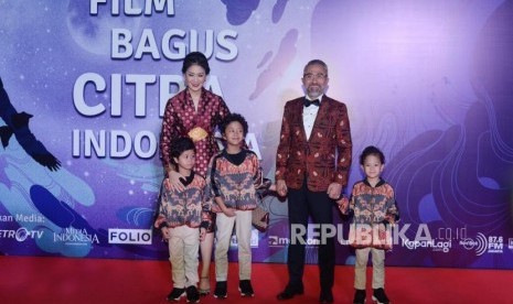 Anak-anak Lukman Sardi mulai mengidolakan superhero Indonesia lewat Gundala (Foto: Lukman Sardi bersama keluarga)