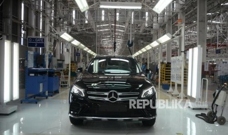 Peluncuran Varian Mercedes Benz. Proses perakitan mobil Mercedes Benz di Pabrik Perakitan Mercedes Benz Wanaherang, Bogor, Jawa Barat, Selasa (11/12).