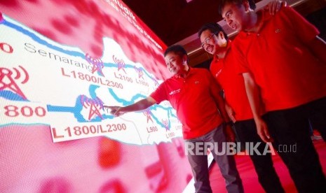 Direktur Utama Telkomsel Ririek Adriansyah (kiri), didampingi Direktur Sales Sukardi Shillalahi (tengah) dan Direktur Network Bob Apriawan (kanan), berfoto usai memberikan keterangan pers (Ilustrasi).