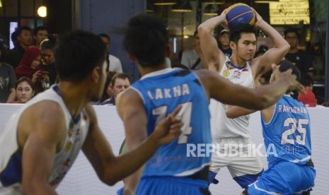 Pebasket SM Pertamina Audy Bagastyo (kedua kanan) dihadang oleh Pebasket Hangtuah saat pertandingan IBL Go-Jek 3x3 Basketball di Cilandak Town Square, Jakarta, Sabtu (3/8).