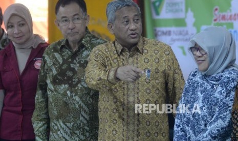 Ketua Badan Wakaf Indonesia (BWI) Mohammad Nuh (kedua kanan) bersama Rektor UI Muhammad Anis (kedua kiri) dan tamu undangan bersiap berfoto pada pembukaan acara Wakaf Goes to Campus di Kampus UI Salemba, Jakarta, Kamis (24/5).