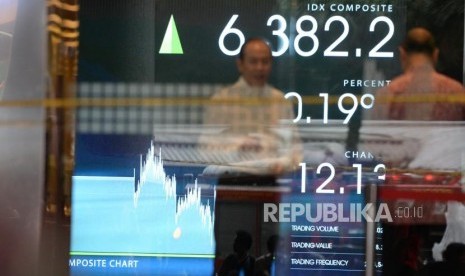 Selasar Ambruk IHSG Tetap Menguat. Monitor menunjukan pergerakan harga saham di BEI, Jakarta, Senin (15/1).