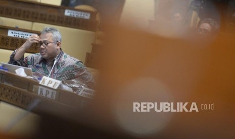 Bahas Teknis Pemungutan Suara. Ketua KPU Arief Budiman mengikuti rapat dengar pendapat bersama Komisi II DPR RI di Komplek Parlemen Senayan, Jakarta, Selasa (19/3/2019).