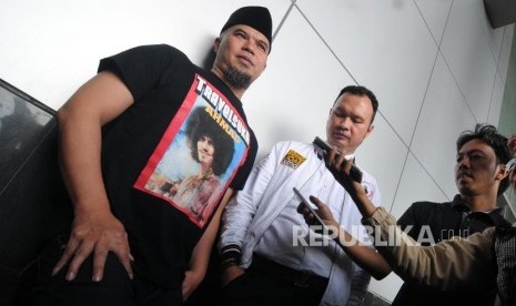 Musisi Ahmad Dhani (kiri) bersama kuasa hukumnya Hendarsam Marantoko (tengah). (ilustrasi)