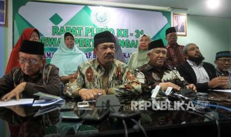 Ketua Dewan Pertimbangan Majelis Ulama Indonesia Din Syamsuddin (kedua kanan) bersama Sekretaris Dewan Pertimbangan Majelis Ulama Indonesia Noor Achmad (kedua kiri) bersama pimpinan terkait memberikan keterangan seusai rapat Pleno ke-31 Dewan Pertimbangan MUI dengan tema 