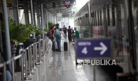 Penumpang berjalan saat akan menaiki kereta api di Stasiun Pasar Senen, Jakarta. (ilustrasi)