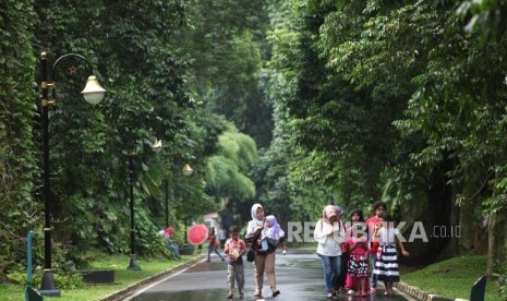 Warga berwisata ke Kebun Raya Bogor, Jawa Barat.